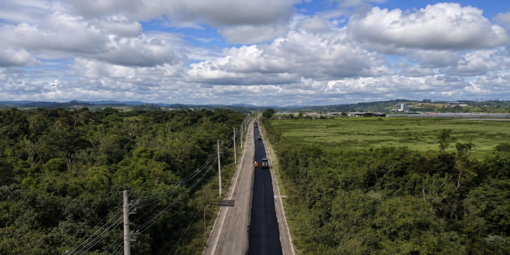 PAVIMENTAÇÃO DA ESTRADA DO RIO ACIMA SEGUE EM RITMO AVANÇADO!