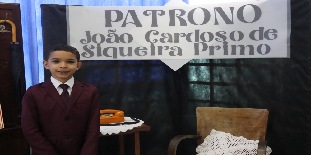 A EXPOSIÇÃO DOS PATRONOS NESTA MANHÃ ACONTECEU NA EMEF JOÃO CARDOSO DE SIQUEIRA PRIMO